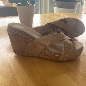 Volatile sandal. Gold. Size 7